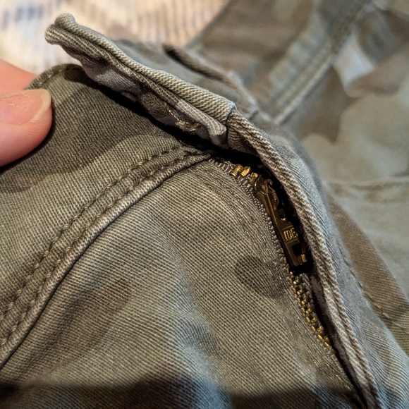 L.e.i. low-rise distressed camo shorts sz 1 - Picture 2 of 7